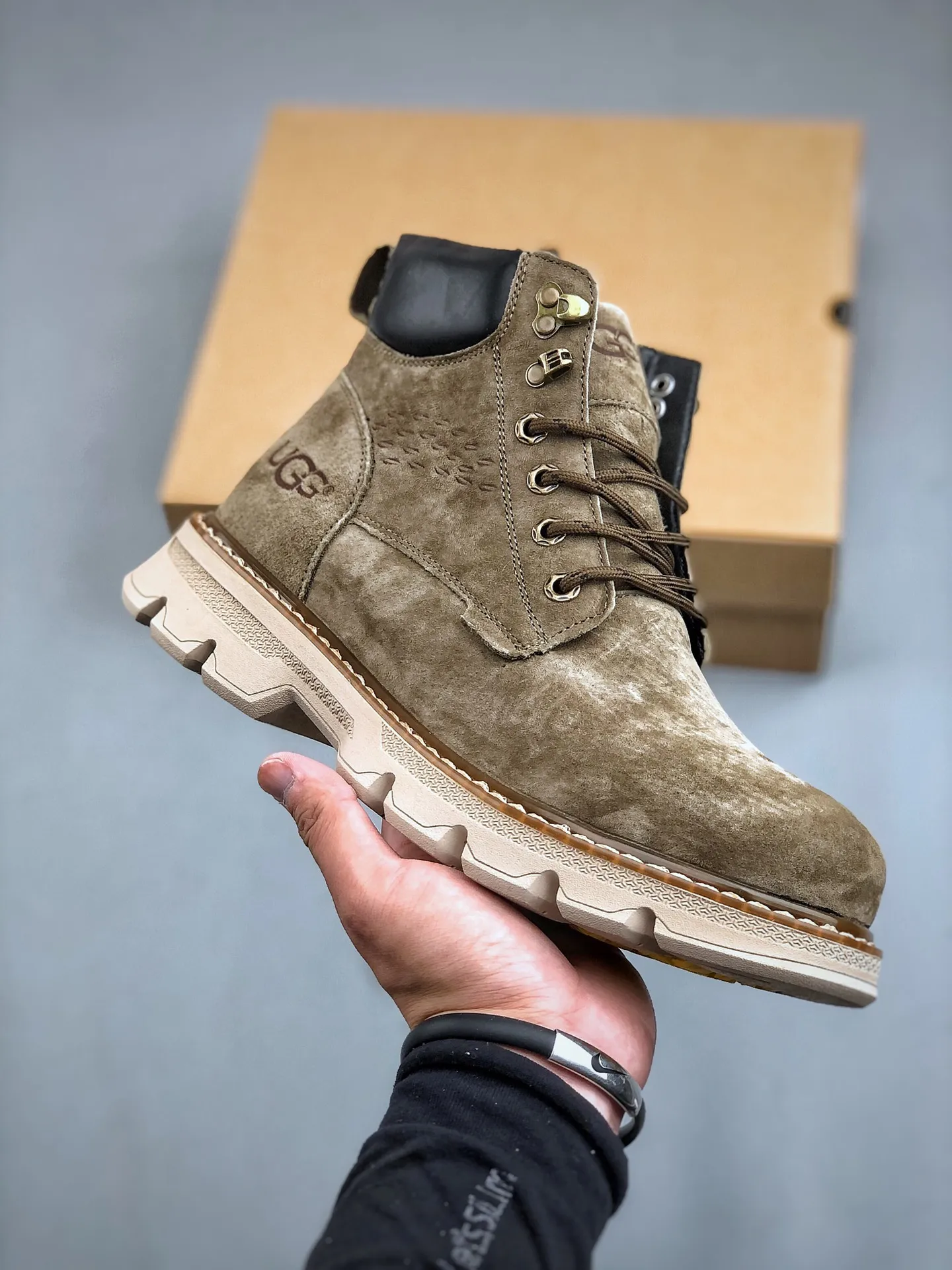 Local self-pickup💰560 supports store release New goods🚀UGG new autumn and winter men's mid-cut casual Martin boots series #Guangdong Dachang quality 25ss autumn and winter new style Fashion trend matching The fabric is imported from Italy frosted cowhide. The whole shoe is made of genuine cowhide material. The outsole and hardware are all made from OEM raw materials. Good products do not kill pigs. The quality of the first order is strictly controlled. The full set of official website unified packaging. Special products for outdoor use to prevent cold this winter. Daily casual matching A must-have for stylish men‼ American affordable luxury brand [UGG] Tasman Weather Hybrid Tasman hybrid series mid-top lightweight casual Martin boots" Size: 39-44 (one size larger than sports shoes)